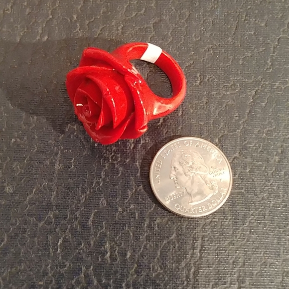 Vtg style resin red rose ring - Picture 4 of 4